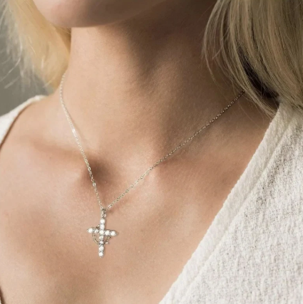 Collar de cruz y corona