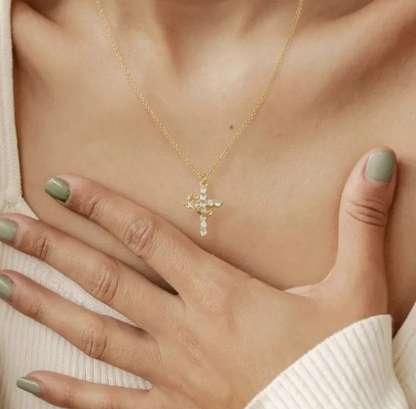 Collar de cruz y corona